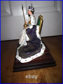 Border Fine Arts Figurine Newly Crowned QEII B1428 Excellent Boxed
