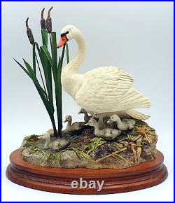 Border fine arts figurine First one in Swan with signets Mint/boxed