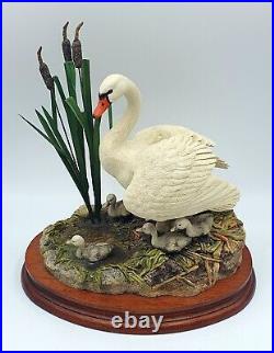 Border fine arts figurine First one in Swan with signets Mint/boxed