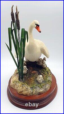 Border fine arts figurine First one in Swan with signets Mint/boxed