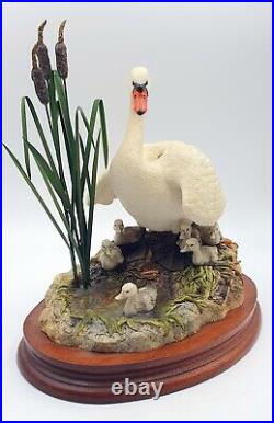 Border fine arts figurine First one in Swan with signets Mint/boxed